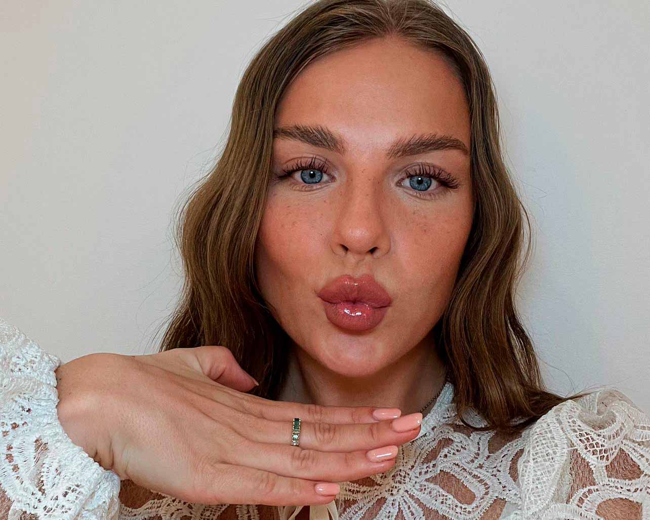 Konfirmationslook med naturligt formede bryn og makeup fra KENNY ANKER